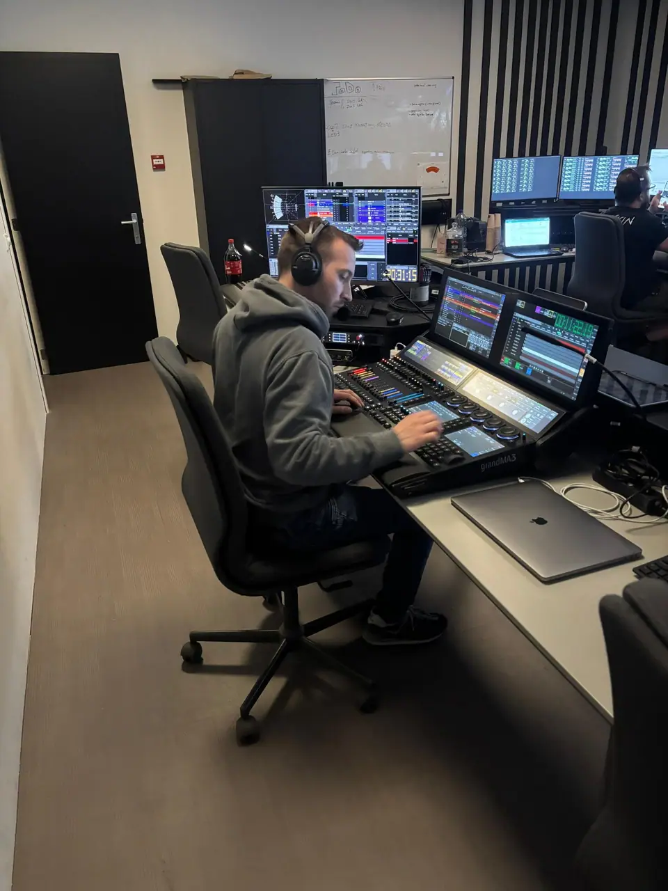 Paul Heijkens met headset aan de grandMA3 tijdens een voorstelling van 40-45