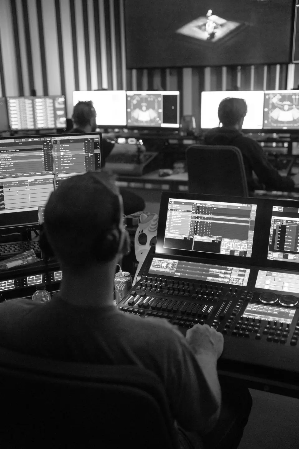 Programmeur aan een grandMA3 tijdens het programmeren van 40-45, met de cuelijst op het scherm (zwart-wit)