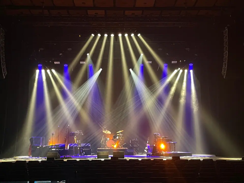 Cuby's Blues 2023: waaier van witte en blauwe beams boven een leeg podium