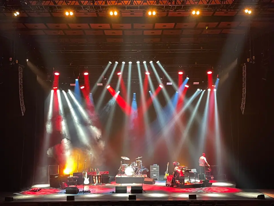 Cuby's Blues 2023: podium met rode, witte en blauwe beams en rook boven de backline