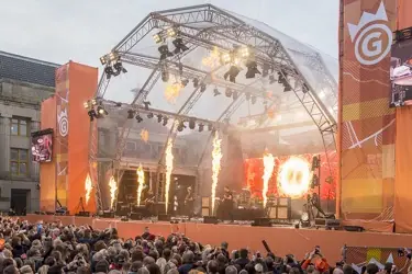 Buitenpodium op Koningsdag 2018 in Groningen met vuureffecten en publiek