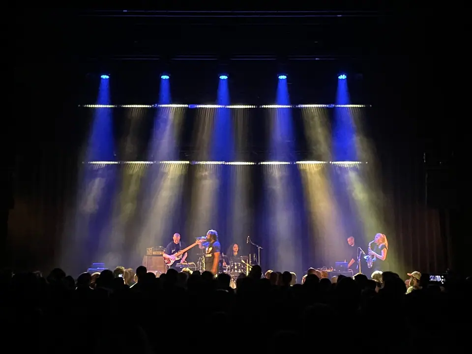 Rewire Festival 2026: band op het podium onder blauwe en warmwitte lichtbundels