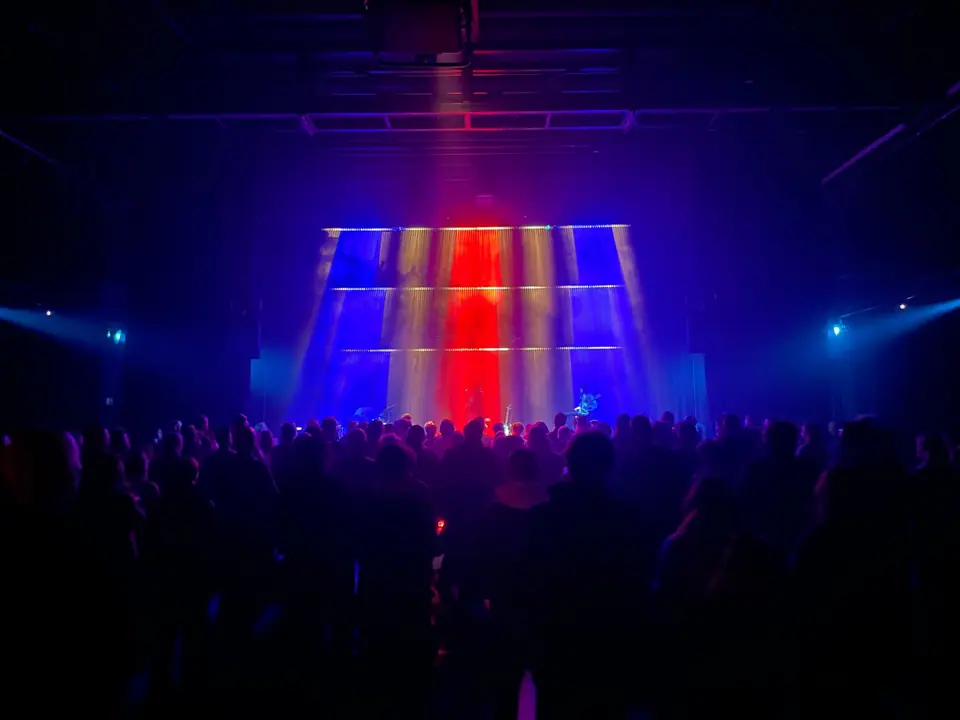 Rewire Festival 2026: publiek voor een podium met een rode en blauwe lichtwand