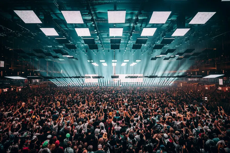 Tomorrowland 2025: LED-schermen op verschillende hoogtes in het dak, turquoise beams naar het publiek