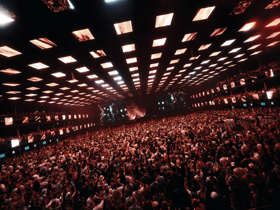 Tomorrowland 2025: schuin gekantelde LED-schermen boven het publiek en langs de balkons