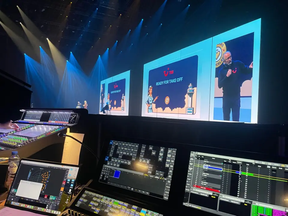 TUI Take Off 2026: zicht vanaf de FOH met de grandMA3 op de voorgrond en een spreker op de LED-wanden