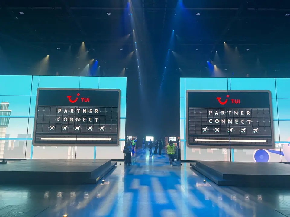 TUI Take Off 2026: LED-wanden met een vertrekbord Partner Connect, doorgang in het midden
