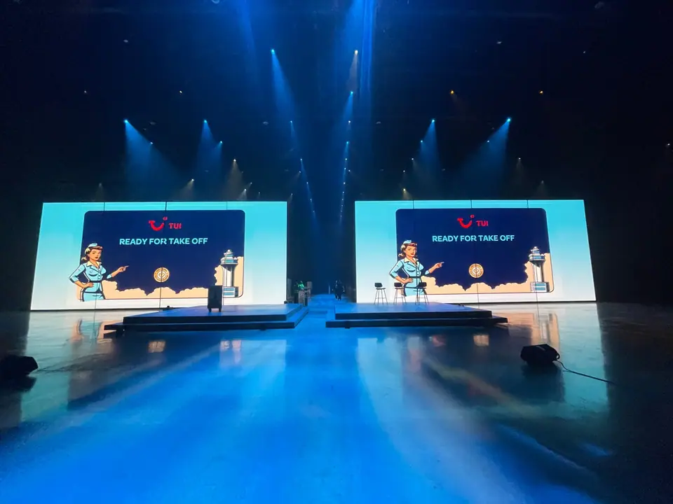 TUI Take Off 2026: twee podia voor LED-wanden met Ready for Take Off, blauwe beams van boven
