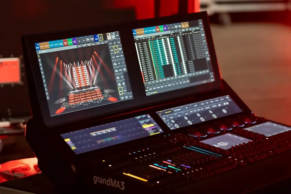 grandMA3 light met twee schermen, een 3D-visualisatie en gekleurde faders in rood licht
