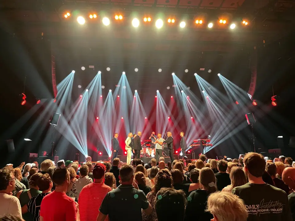 Wet Wet Wet in De Oosterpoort: witte beams en rode spots boven de band, publiek in de zaal