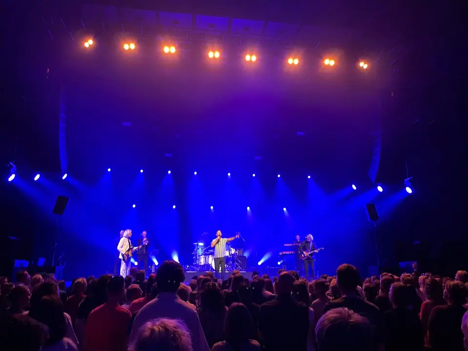 Wet Wet Wet speelt in blauw licht, warme lampen in de truss erboven